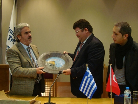 Ο πρόεδρος κ. Γιαγιάκος με τον επικεφαλή της αποστολής κ. Hikmet Selcuk  