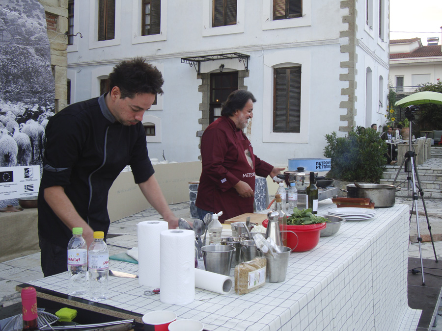 Ο EXECUTIVE CHEF κ. Ν. ΦΩΤΙΑΔΗΣ ΜΕ ΤΟ ΣΥΝΕΡΓΑΤΗ ΤΟΥ CHEF κ. Α. ΜΑΚΡΗ